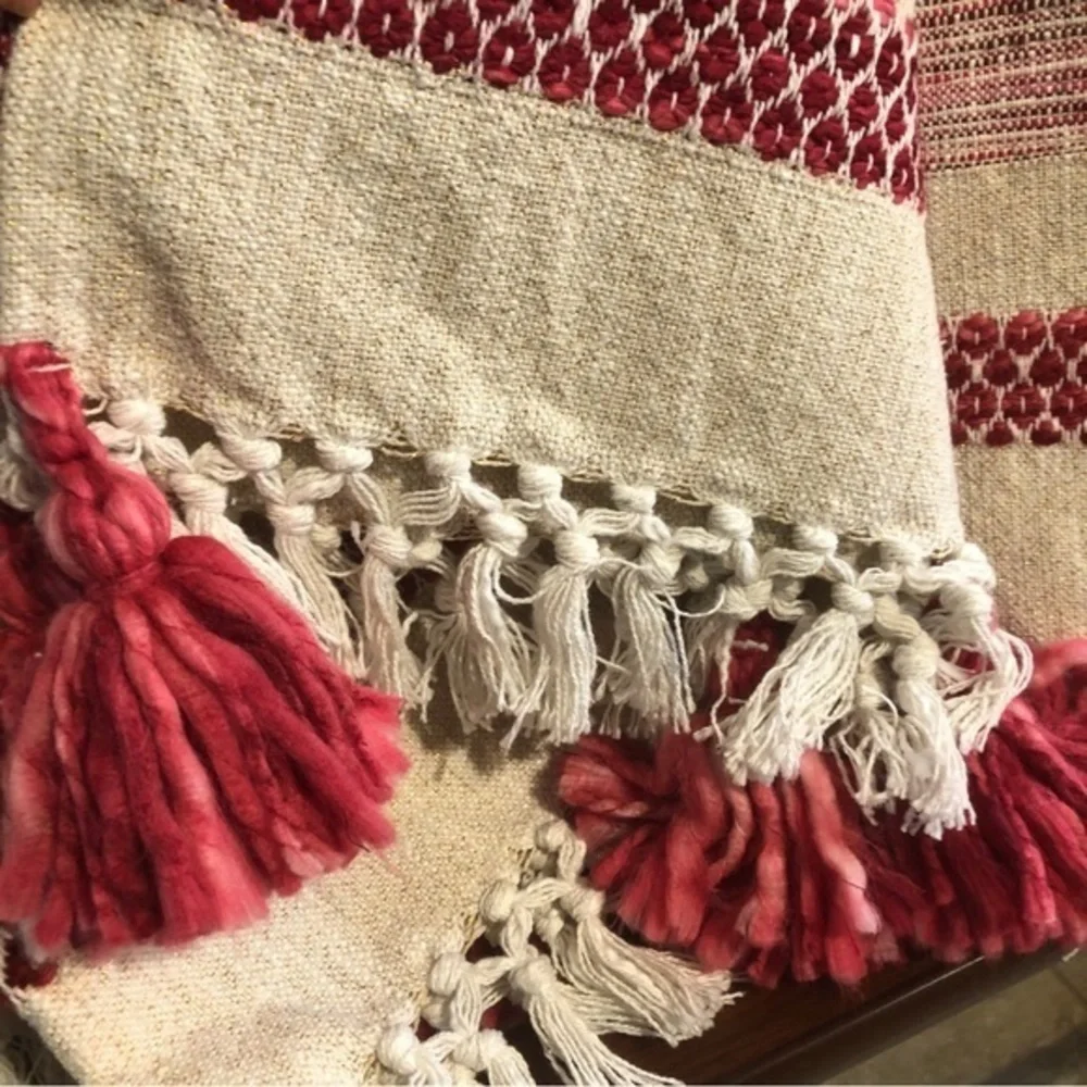 Cherished Traditions tasseled ivory‎ throw 50x70